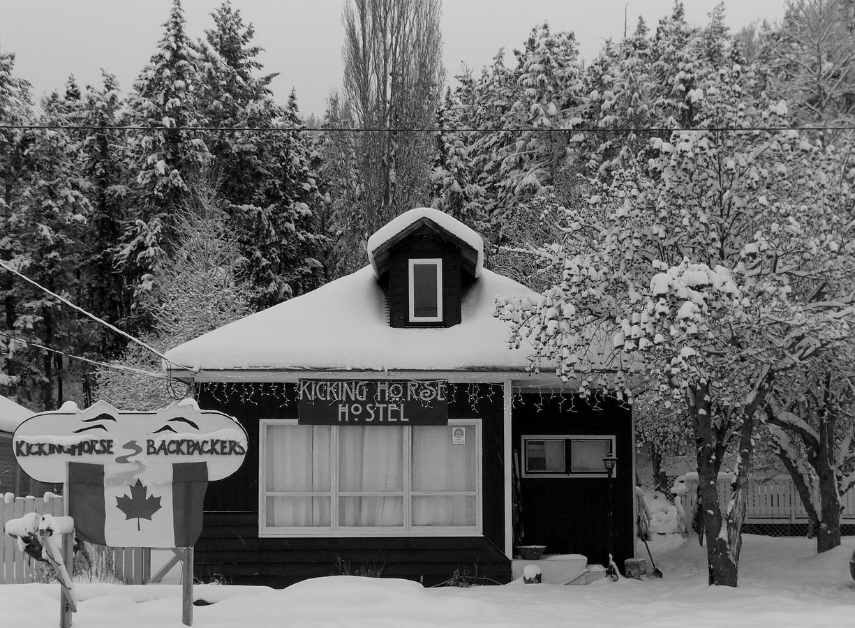 Kicking Horse Backpacker Hostel Golden Exterior foto