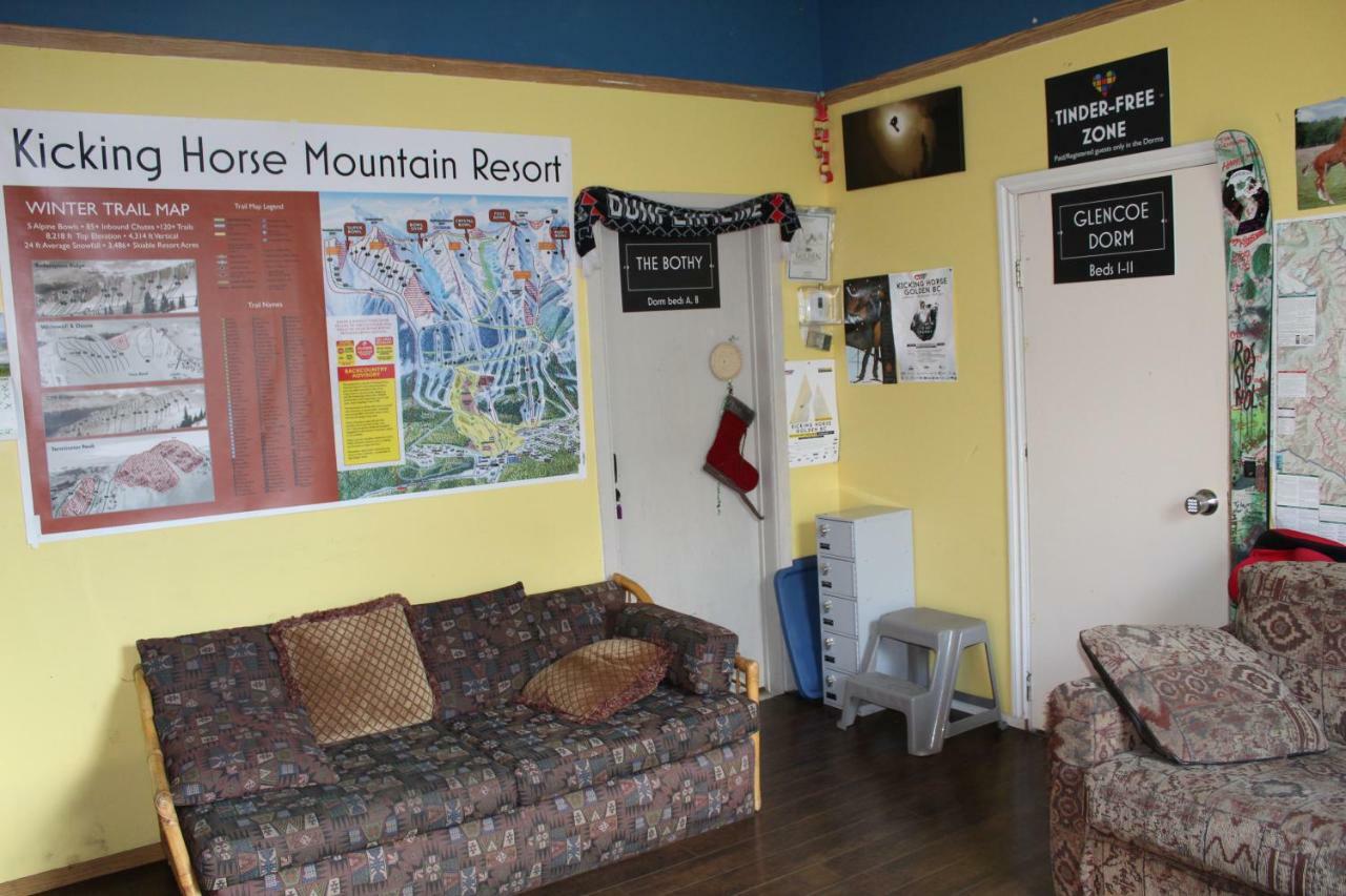 Kicking Horse Backpacker Hostel Golden Exterior foto