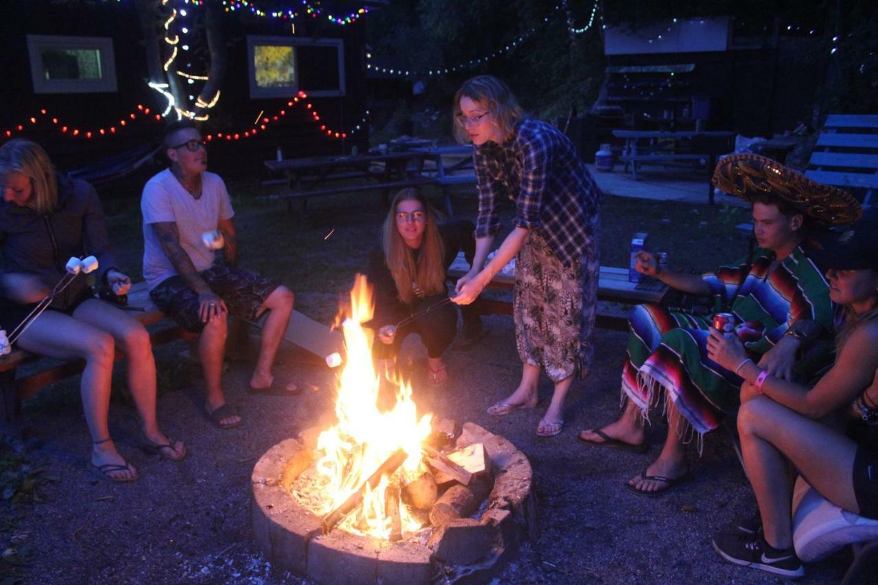 Kicking Horse Backpacker Hostel Golden Exterior foto