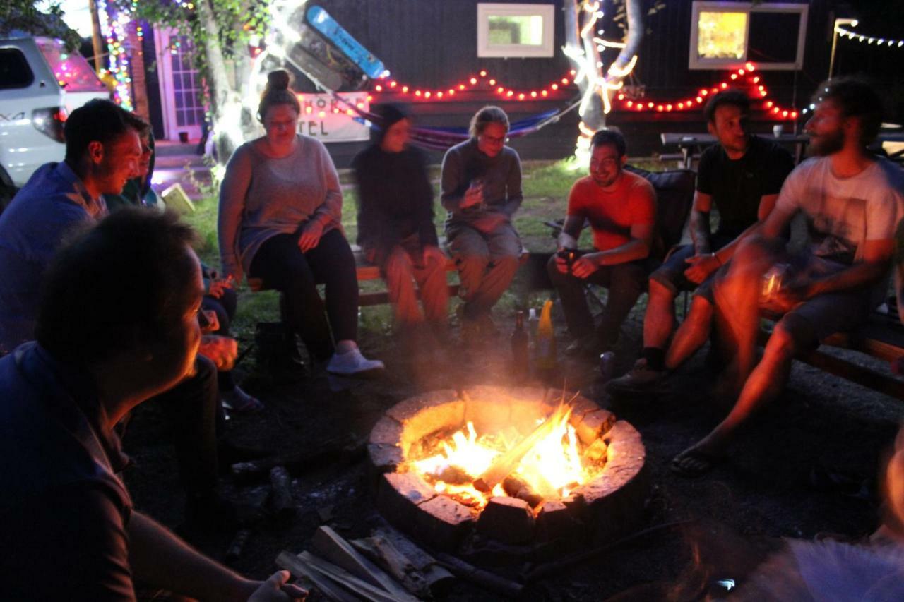 Kicking Horse Backpacker Hostel Golden Exterior foto